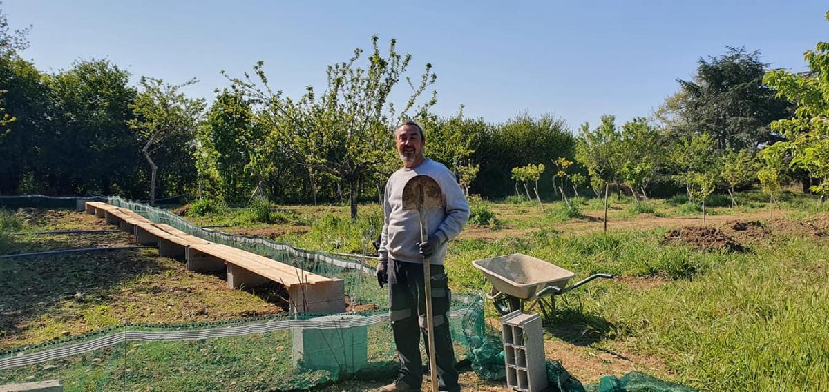 Notre super Jardinier Patrick en pleine action! Notre super Jardinier Patrick en action!